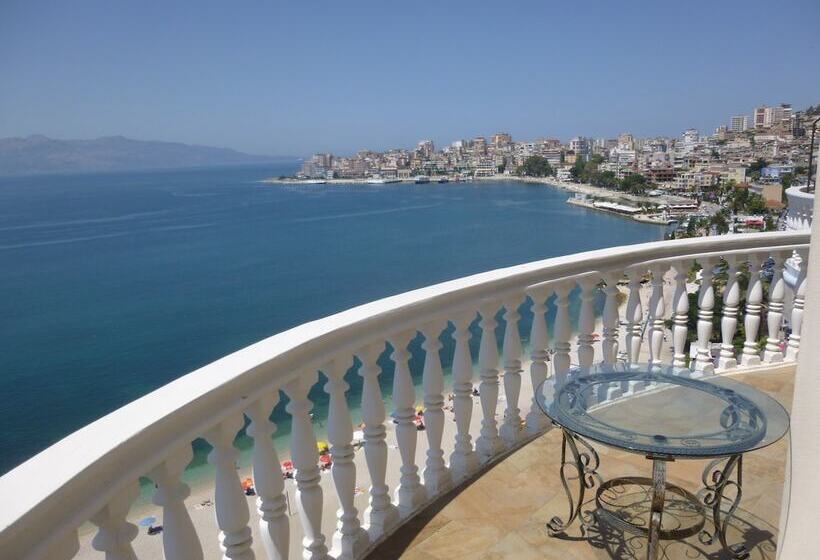 Monte Cristo Hotel With Rooftop Pool