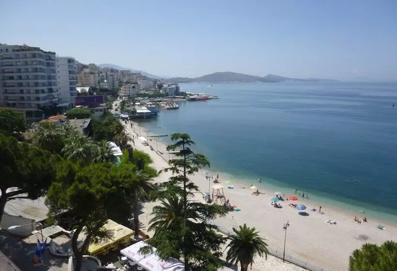 Monte Cristo Hotel With Rooftop Pool