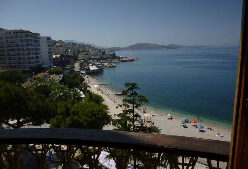 Monte Cristo Hotel With Rooftop Pool