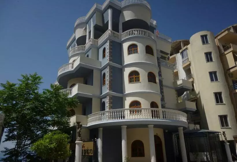 Monte Cristo Hotel With Rooftop Pool