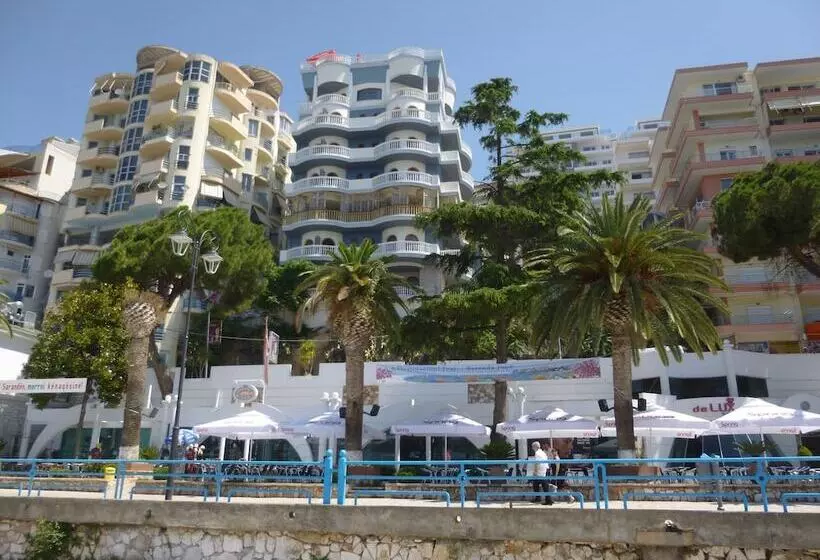 Monte Cristo Hotel With Rooftop Pool