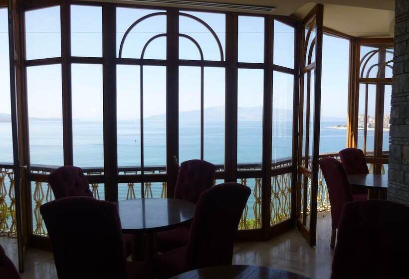 Monte Cristo Hotel With Rooftop Pool