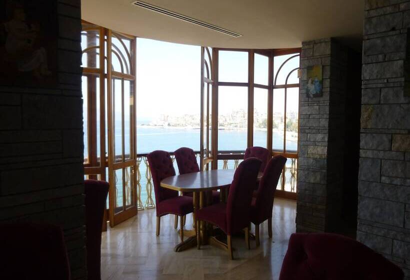 Monte Cristo Hotel With Rooftop Pool