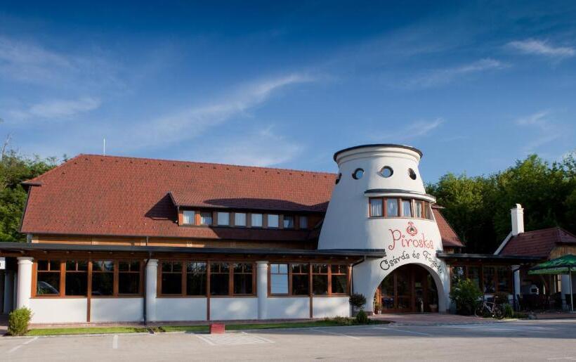 酒店 Piroska Csárda és Panzió