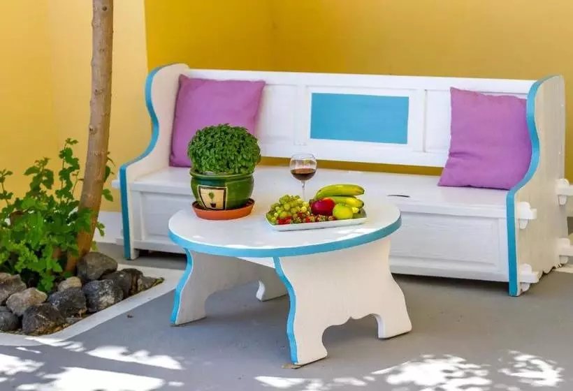 Zorbas Hotel Santorini