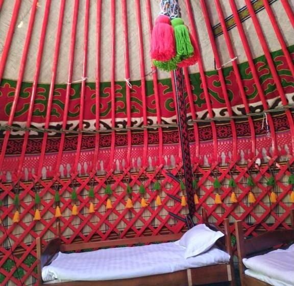 تختخواب و صبحانه Turan Handmade Yurt With Heated Floors