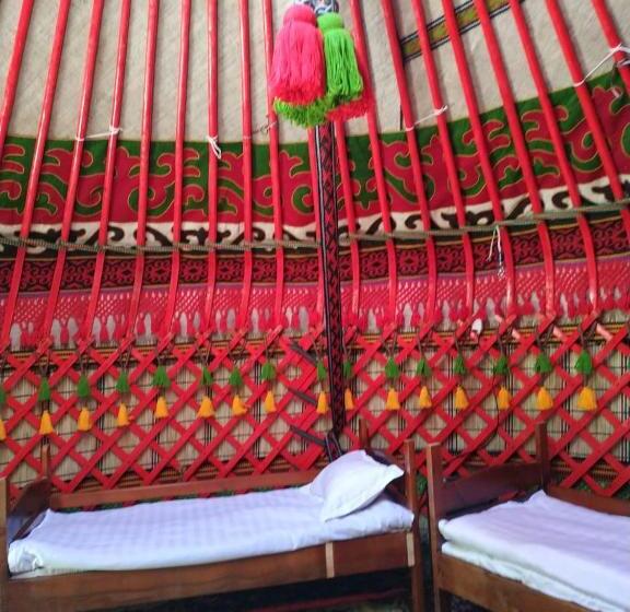 تختخواب و صبحانه Turan Handmade Yurt With Heated Floors