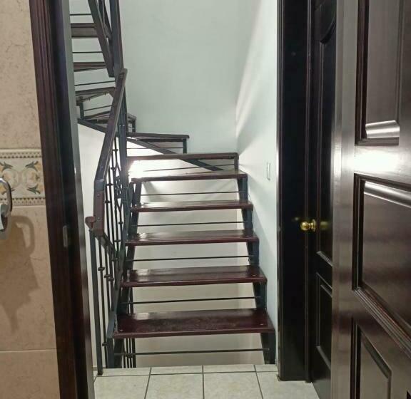 Acogedora Recamara En Interior De Casa Habitación