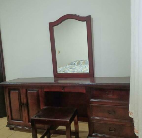 Acogedora Recamara En Interior De Casa Habitación