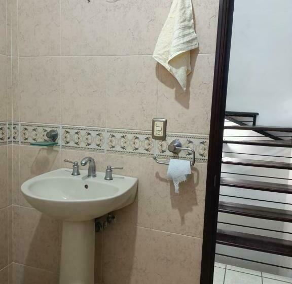 Acogedora Recamara En Interior De Casa Habitación