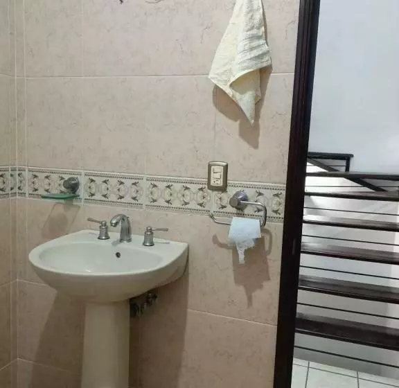 Acogedora Recamara En Interior De Casa Habitación
