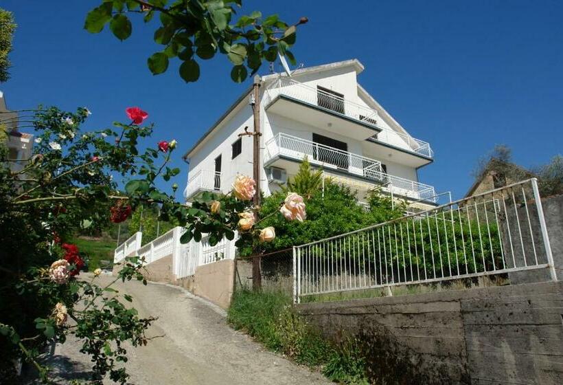 پانسیون Wisteria