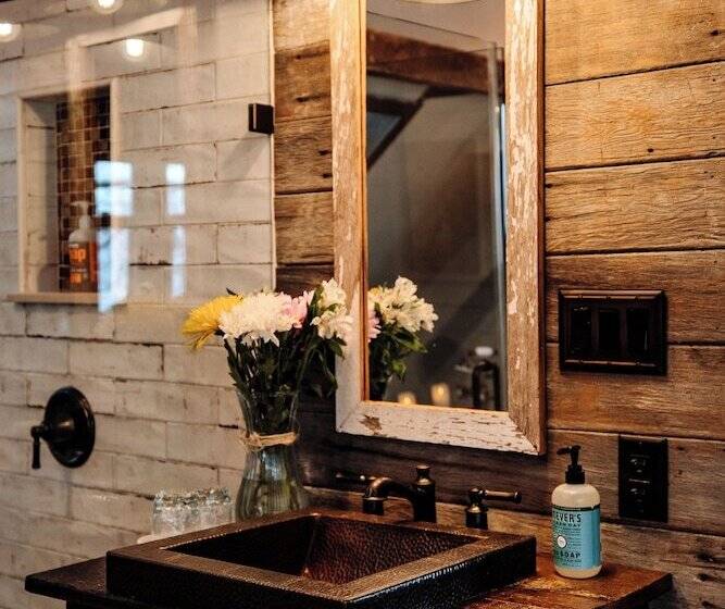 민박 Galvanized America Inn & Art Gallery