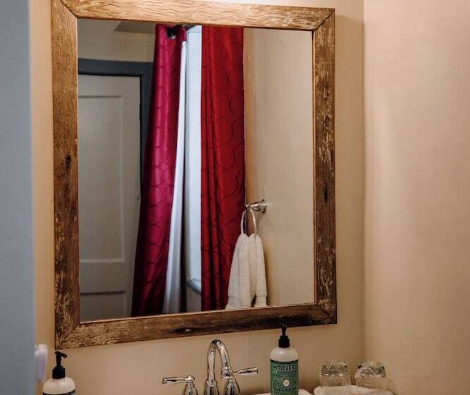 민박 Galvanized America Inn & Art Gallery