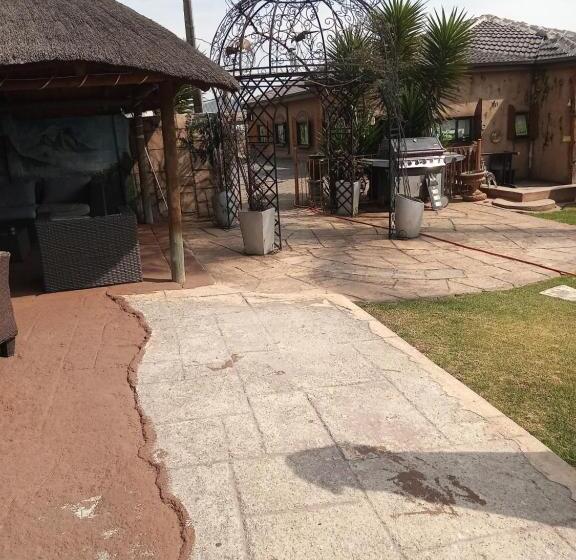 ベッドアンドブレックファースト Petra Lodge