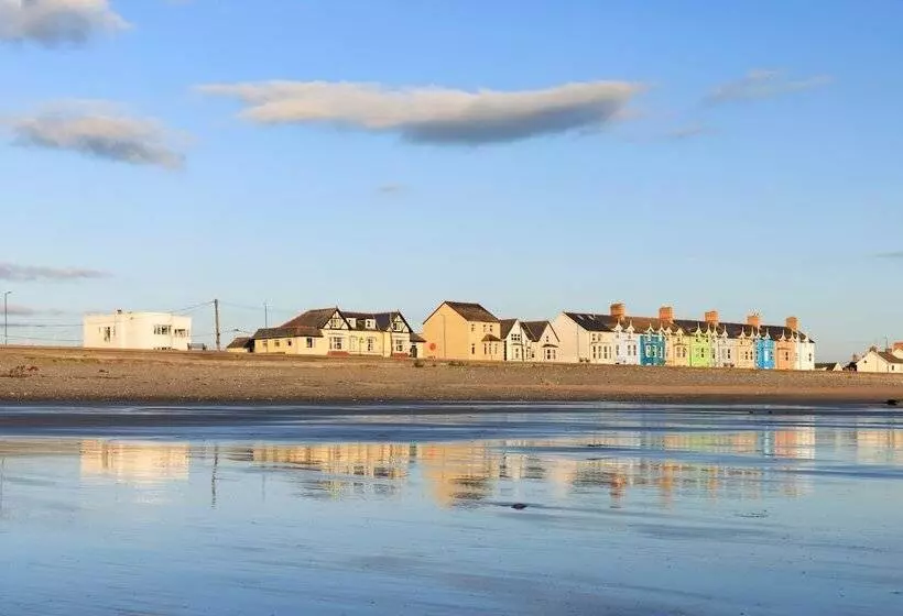 Borth Family House On The Beach Sleeps 7