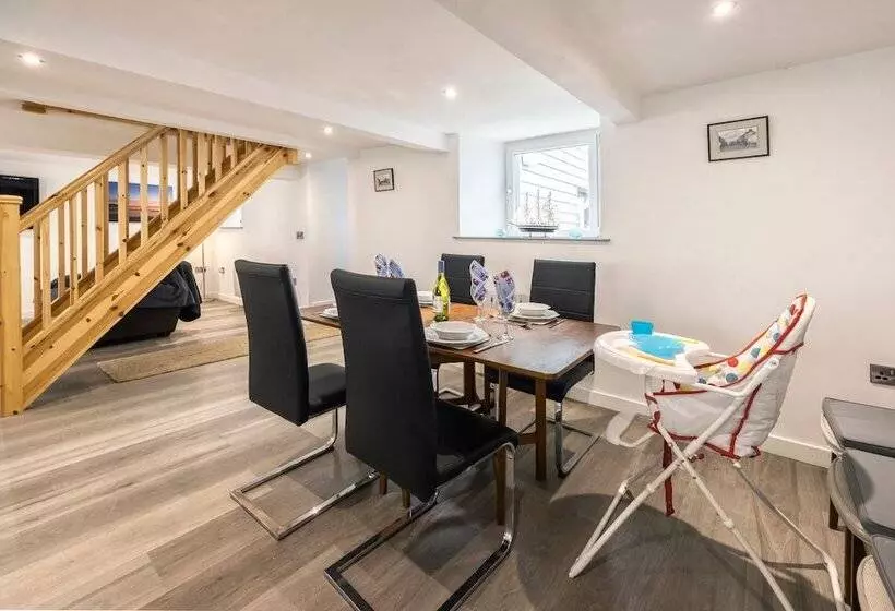 Borth Family House On The Beach Sleeps 7