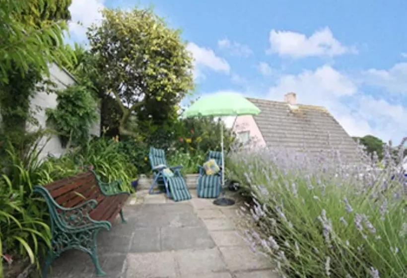 Spacious Detached House With Parking & Views