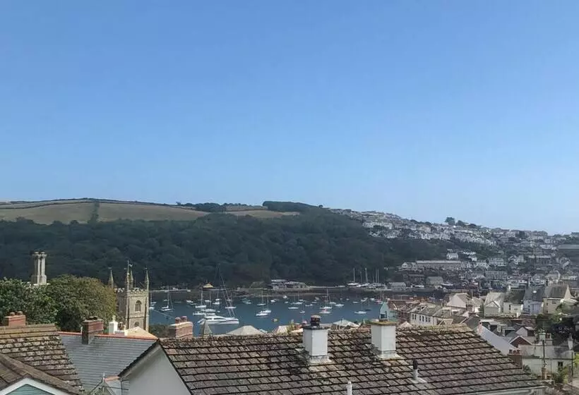 Spacious Detached House With Parking & Views