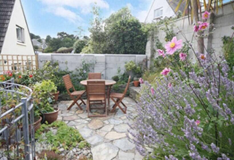 Spacious Detached House With Parking & Views