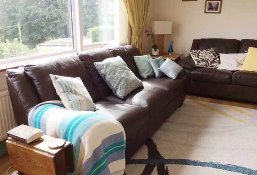 Spacious Detached House With Parking & Views