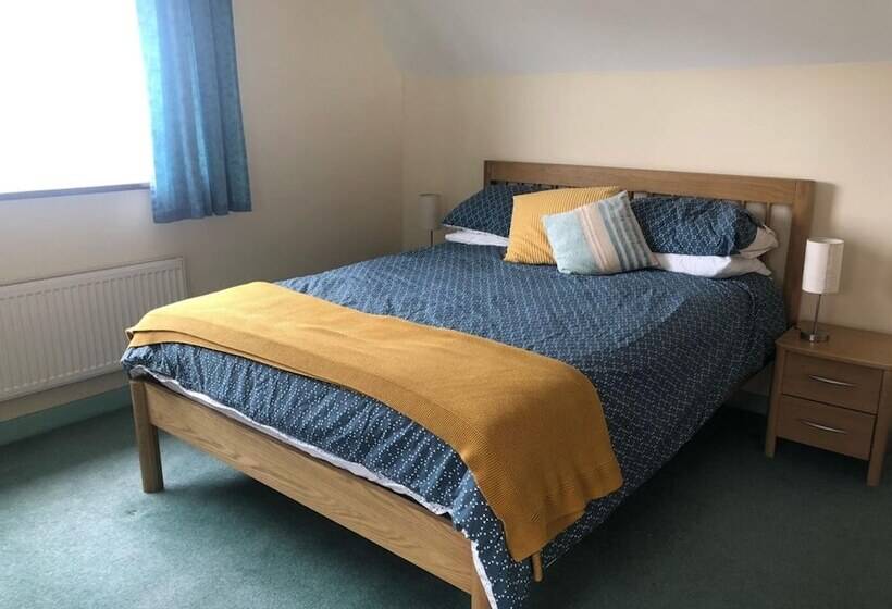 Spacious Detached House With Parking & Views