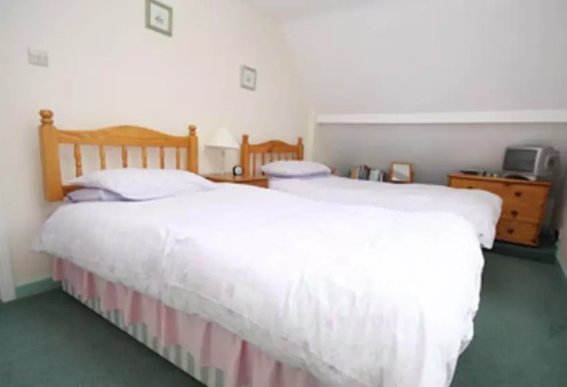 Spacious Detached House With Parking & Views