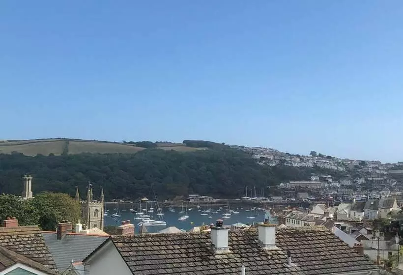 Spacious Detached House With Parking & Views