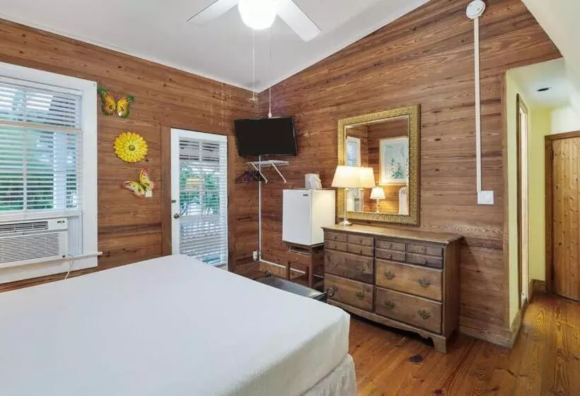 ユースホステル Curry House  3rd Floor, King Bed, & Balcony Room 8