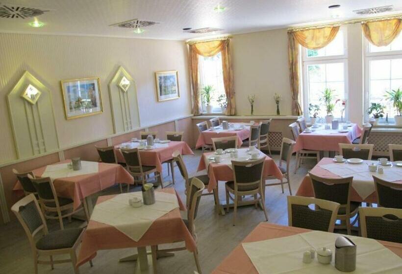 Отель Am Markt Altentreptow