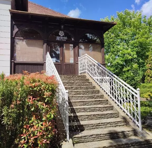 ペンション Imola Garden Vendégház