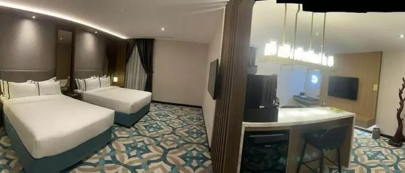 هتل Christee Suites