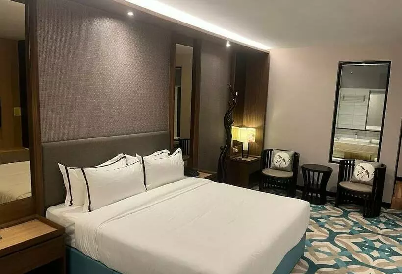 هتل Christee Suites