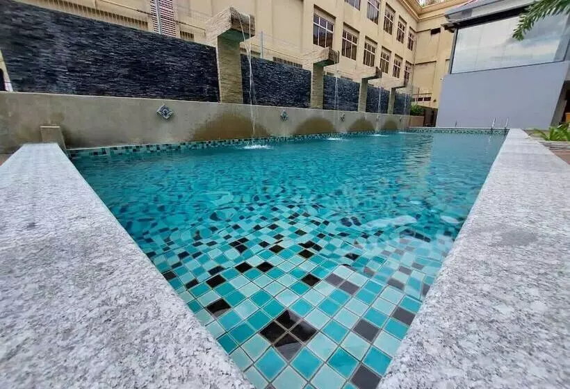 هتل Christee Suites