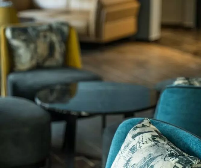 هتل Christee Suites