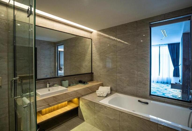 Hotel Christee Suites