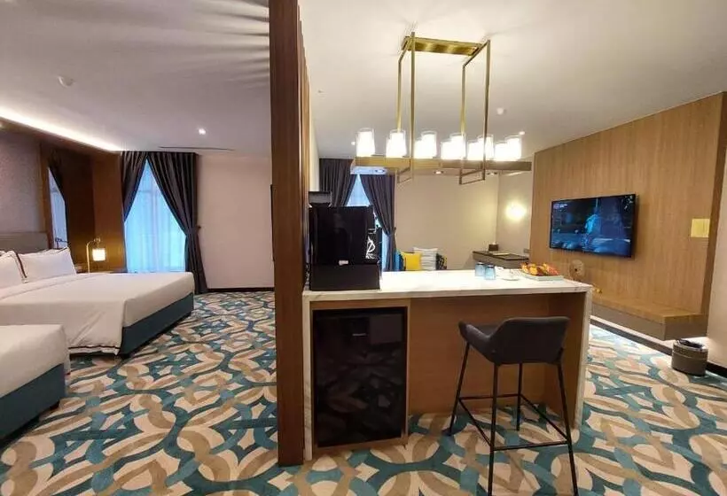 هتل Christee Suites