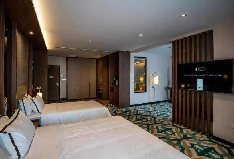 هتل Christee Suites