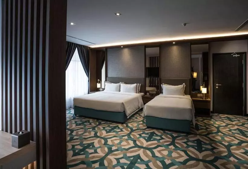 هتل Christee Suites