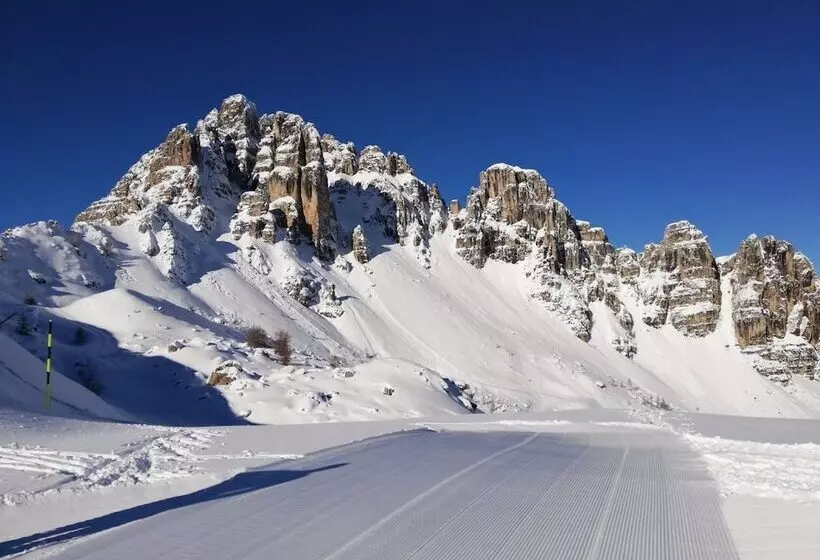 Hotelli Le Balcon Des Ecrins