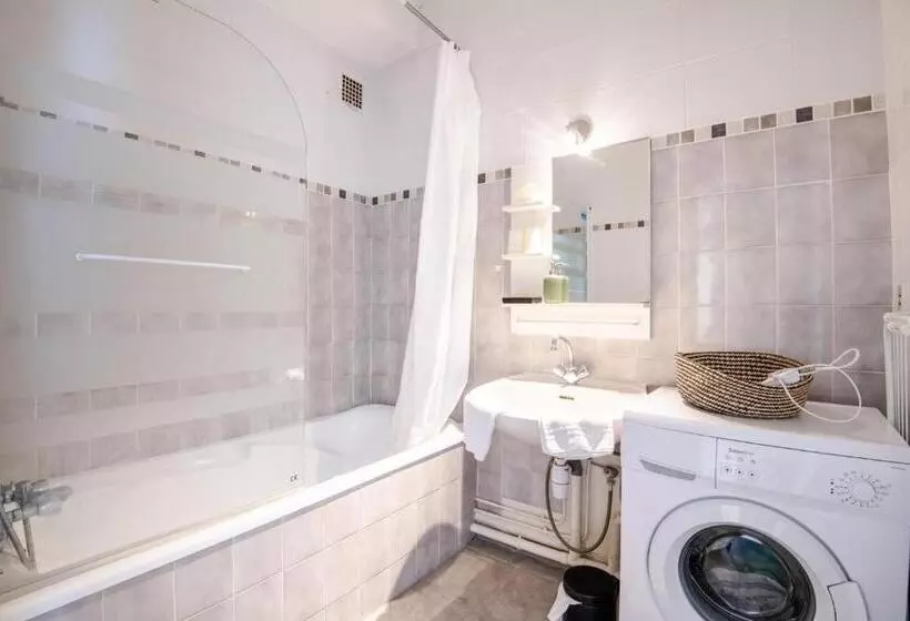 La Cour D école à Tours