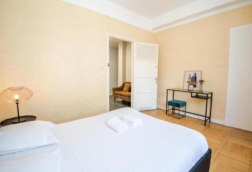 La Cour D école à Tours