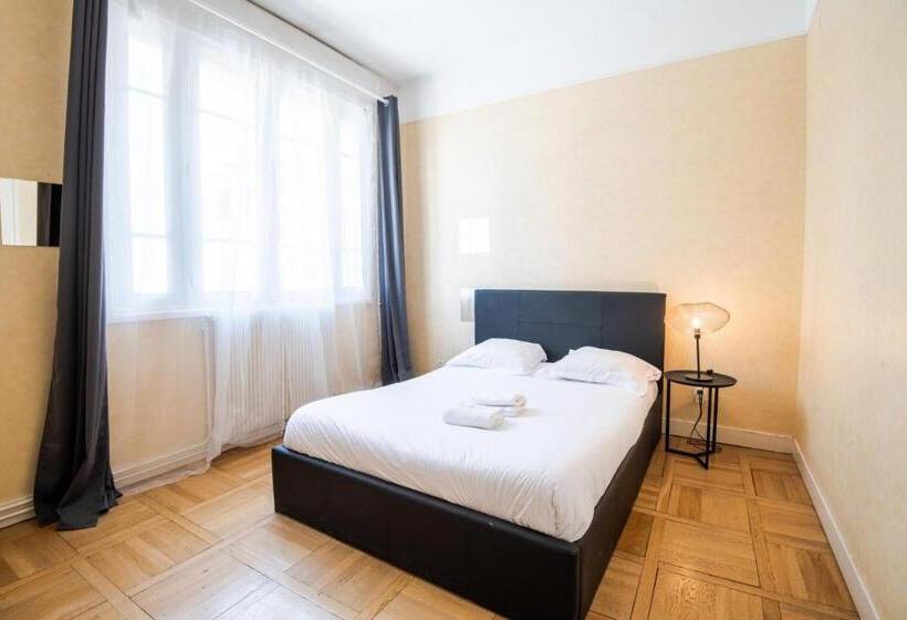 La Cour D école à Tours