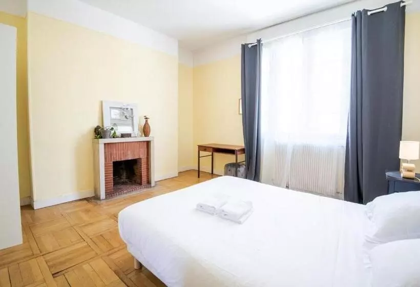 La Cour D école à Tours