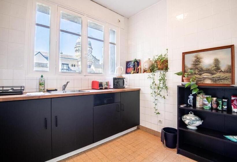 La Cour D école à Tours