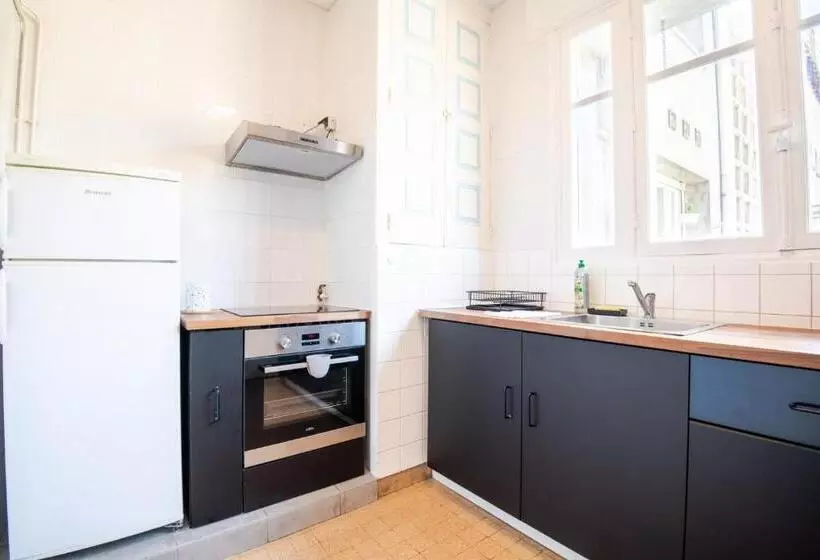 La Cour D école à Tours