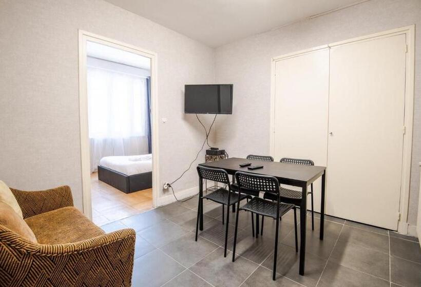 La Cour D école à Tours