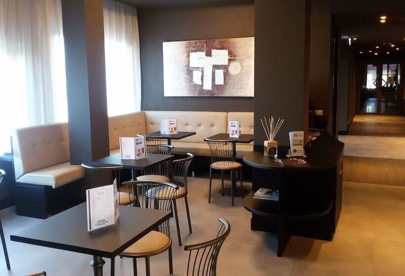 מוטל King, By R Collection Hotels