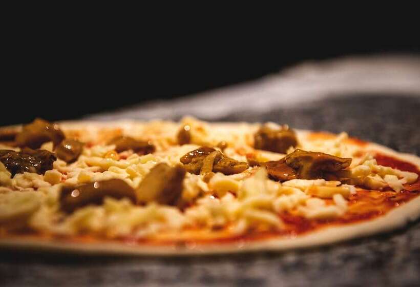 מוטל King, By R Collection Hotels