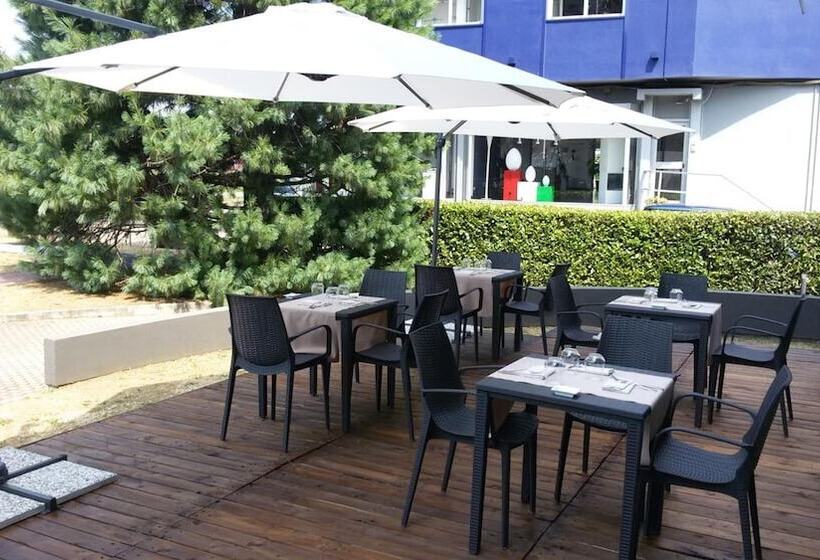 מוטל King, By R Collection Hotels